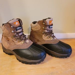 WOMEN'S SZ.7 OZARK TRAIL WINTER BOOTS